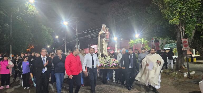 La noche central terminó con la procesión de la imagen de la Virgen del Carmen.