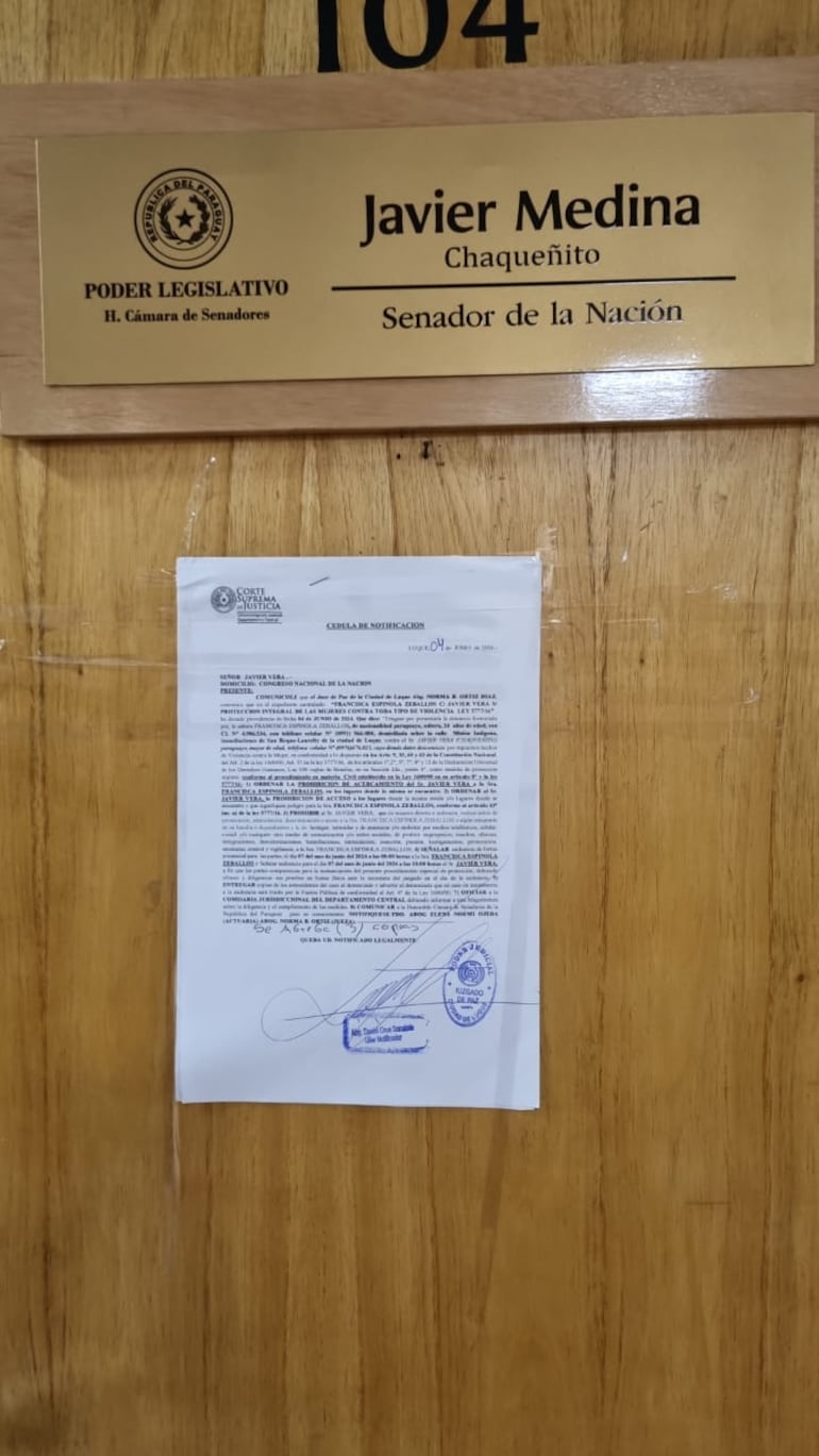 Notificación de la orden de alejamiento contra el senador cartista Javier Chaqueñito Medina.