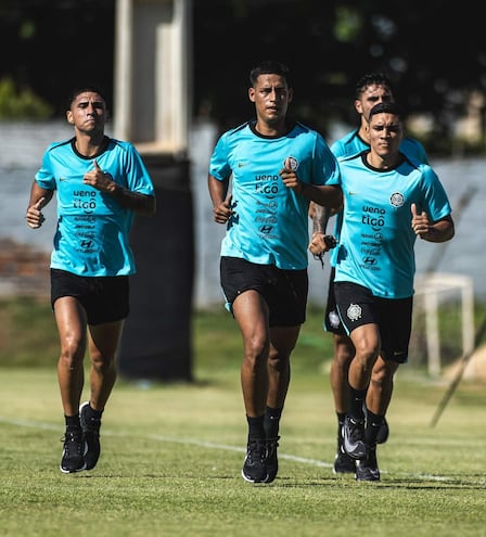 Erik López, Hugo Adrián Benítez, Hugo Fernández y Kevin Parzajuk, en plena actividad física en la Villa Olimpia, situada en Fernando de la Mora.