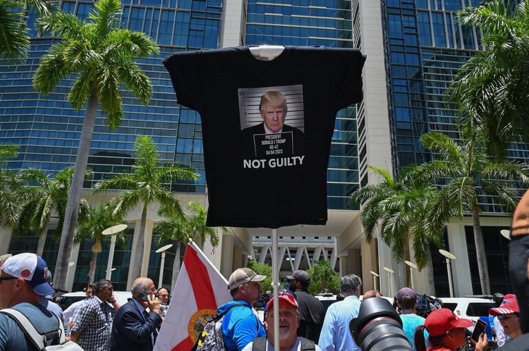 Partidarios de Donald Trump se manifiestan frente a la Corte de Miami con una remera que dice "inocente". 