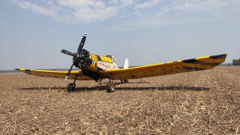 La avioneta PZL modelo M-18-B, con matrícula argentina LV-ZJA y pilotada por el piloto argentino Gastón Leonardo Tula aterrizó el martes pasado en un maizal de la finca "San Ramón" de la colonia San Juan de San Pedro del Ykuamandyyú, a causa probablemente de la pérdida de aceite en el motor.