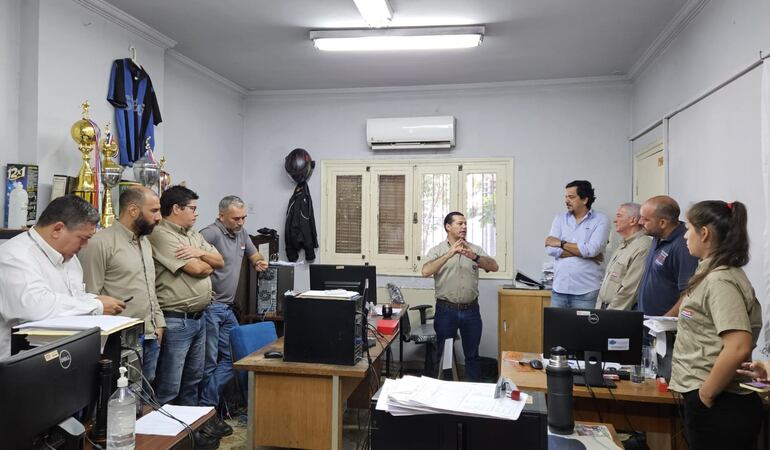 El presidente de la ANDE, Félix Sosa, visitando las oficinas de la institución.