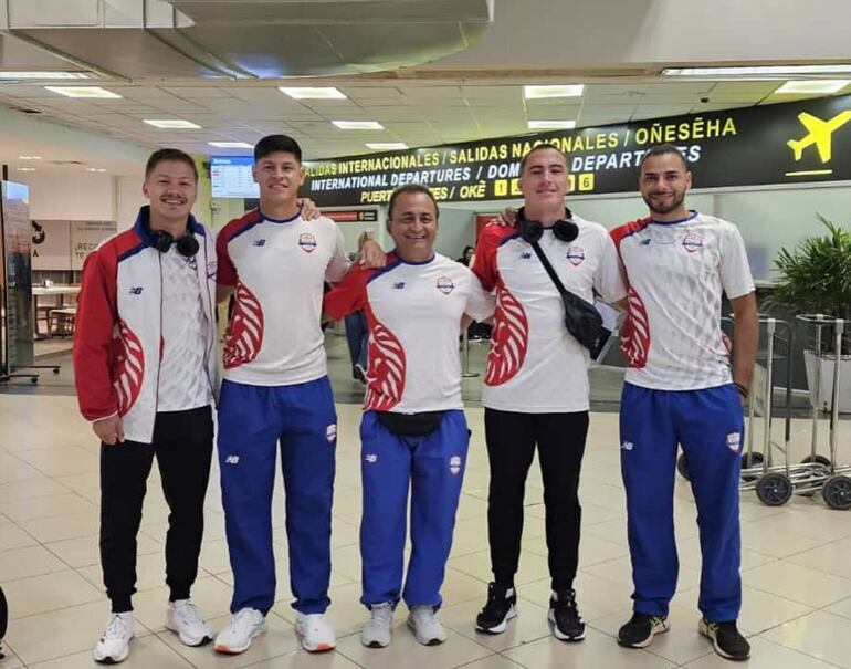 Los velocistas paraguayos componentes del relevo 4x100, rumbo a México.