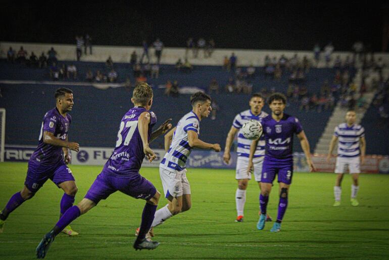 El jugador del 2 de Mayo PJC, Junio Noguera, no le saca la vista al balón mientras los jugadores de Tacuary intentan llegar a presionar.