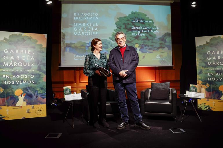 Pilar Reyes, directora editorial del sello Alfaguara, posa junto a uno de los hijos de Gabriel García Márquez, Gonzalo García Barcha (d) durante la presentación la novela inédita de su padre, 'En agosto nos vemos'; en el marco del X aniversario de la muerte del escritor colombiano, este martes en Madrid.