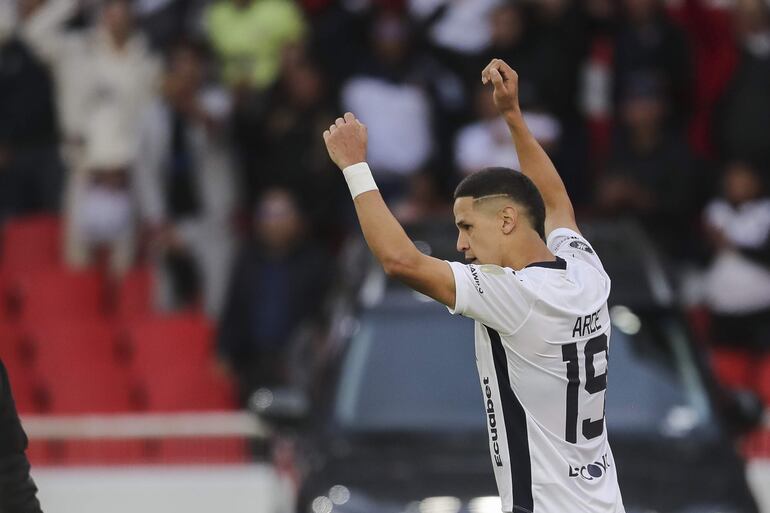 AMDEP2292. QUITO (ECUADOR), 28/05/2024.- Alex Arce de LDU celebra un gol este martes, en un partido de la fase de grupos de la Copa Libertadores entre LDU Quito y Universitario en el estadio Rodrigo Paz Delgado en Quito (Ecuador). EFE/ José Jácome
