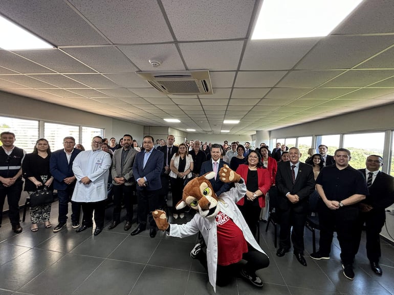 Durante la inauguración, estuvieron presentes autoridades académicas y sanitarias, así como inversionistas locales, representantes gremiales, autoridades departamentales y nacionales, miembros de la prensa y distinguidos representantes de la comunidad.