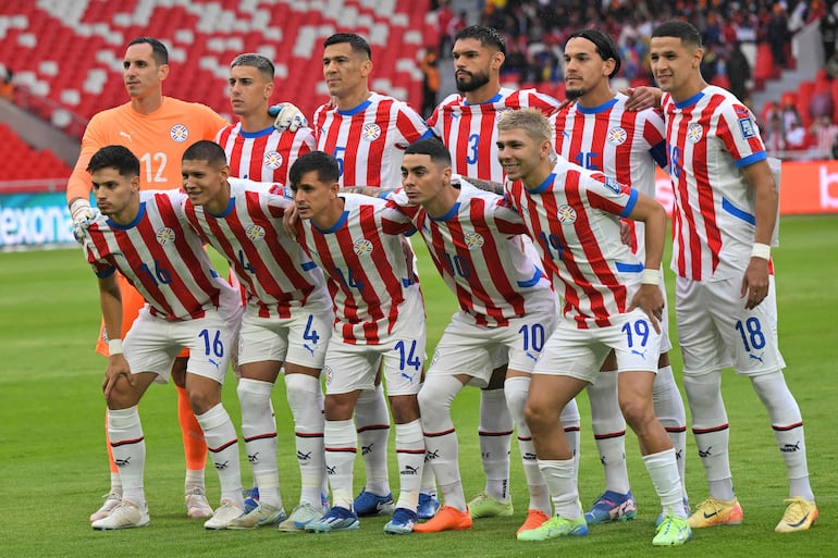 Los jugadores de Paraguay posan para la fotografía previa al partido frente a Ecuador por la novena fecha de las Eliminatorias Sudamericanas 2026 en el estadio Rodrigo Paz Delgado, en Quito, Ecuador.