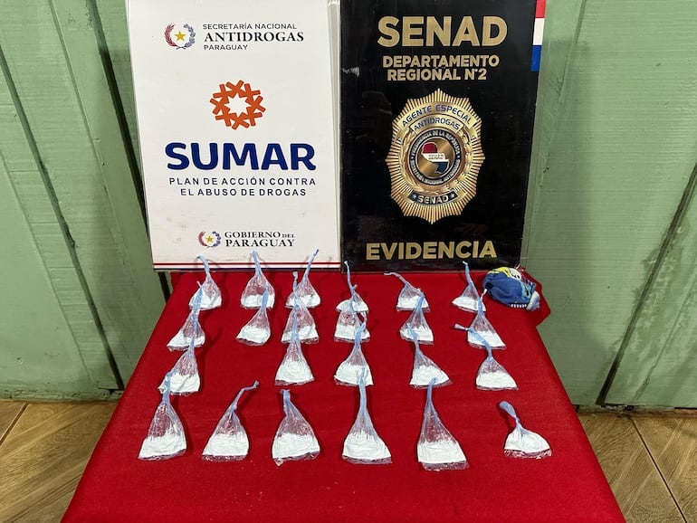 Las bolsitas de cocaína incautadas durante el allanamiento.