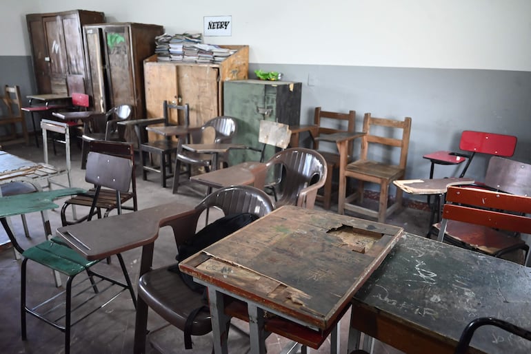 Muebles en pésimo estado en la escuela  Fray Bartolomé de las Casas, de Zeballos Cué.