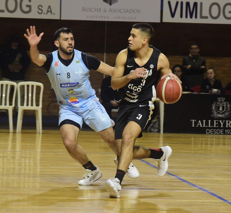 Duelo de bases, Édgar Riveros, de San José, y Abrahan Mercado, de Olimpia. Los “santos” darán la vuelta olímpica con el triunfo.