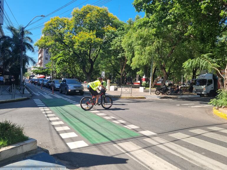 Un ciclista equipado con chaleco reflectivo y casco cruza la bicisenda de la calle Palma, en el microcentro capitalino y sigue rumbo sobre la calle Nuestra Señora de la Asunción.