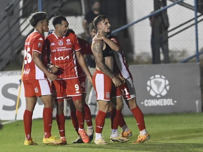 Los futbolistas de General Caballero de Juan León Mallorquín celebra un gol en el partido frente a Sportivo Luqueño por la duodécima fecha del torneo Clausura 2024 del fútbol paraguayo en el estadio Conmebol, en Luque.