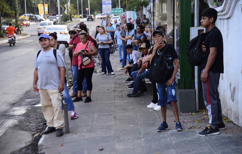 Pasajeros deben soportar más tiempo de lo ya habitual por los colectivos. El Cetrapam intentó justificar las reguladas reportando que hay demora en el pago de los subsidios, según se informó.