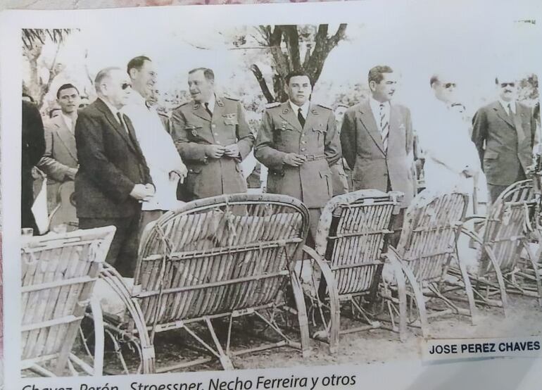 Archivo de José Pérez Chaves. En la foto Perón visita al presidente Federico Chaves, acompañan el comandante en jefe delegado, Alfredo Stroessner, el comandante de la Caballería, Néstor Ferreira, el ministro José Antonio Moreno González.