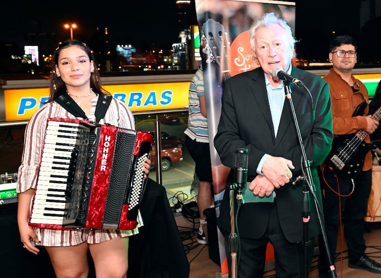 El maestro Luis Szarán (derecha), durante el minirrecital en Spacio 1 de Petrobras Santa Teresa.