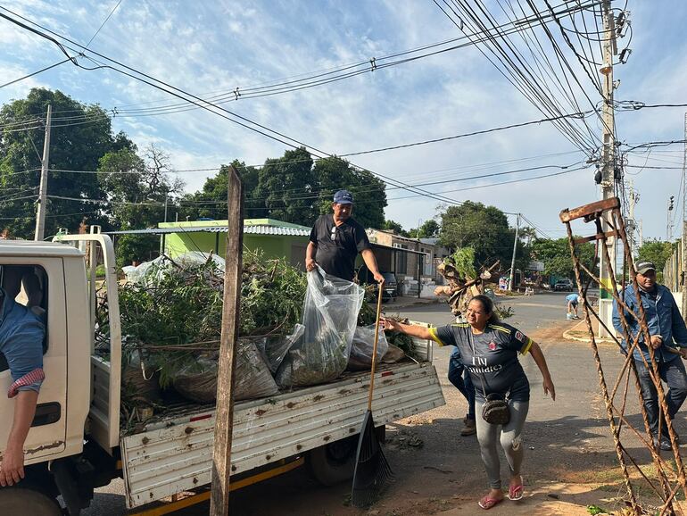 Vecinos de Lambaré se organizaron para realizar minga tras inacción municipal.