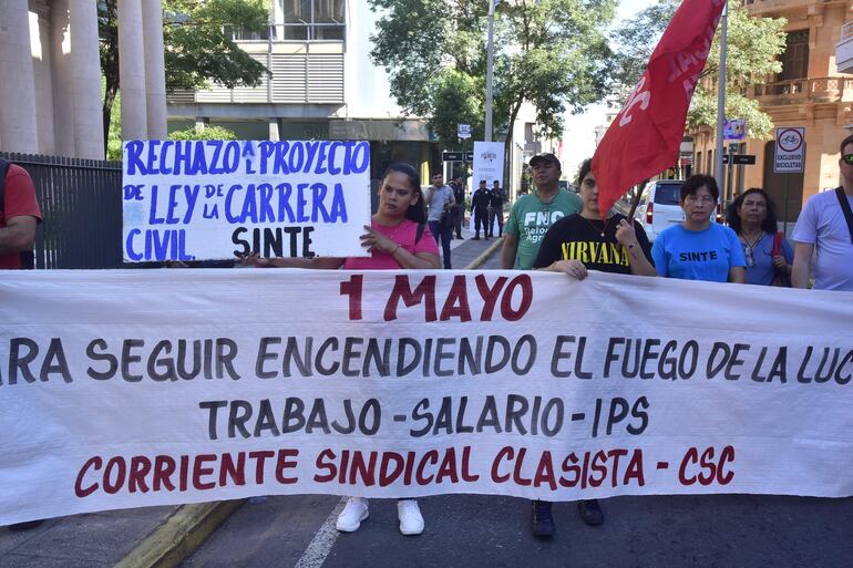 Un cartel expresa el rechazo hacia la Ley de la Carrera Civil impulsada por el cartismo.