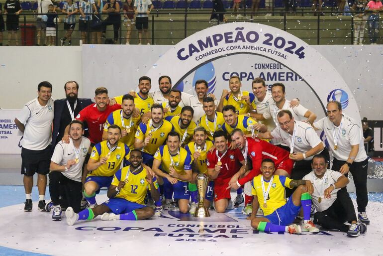 La delegación completa de Brasil que se llevó la gloria del continente al derrotar en la final a Argentina 2-0 en la final de la Copa América, realizado en nuestro país.