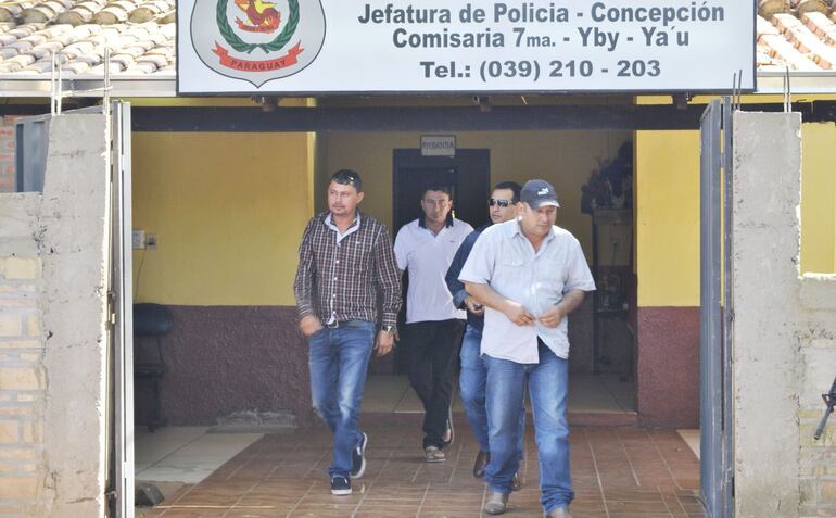   Cornelio Esquivel (izq.), alias Mitu y René  Chamorro Gómez (c) abandonan la comisaría de Ybu Yaú, donde estaban detenidos.