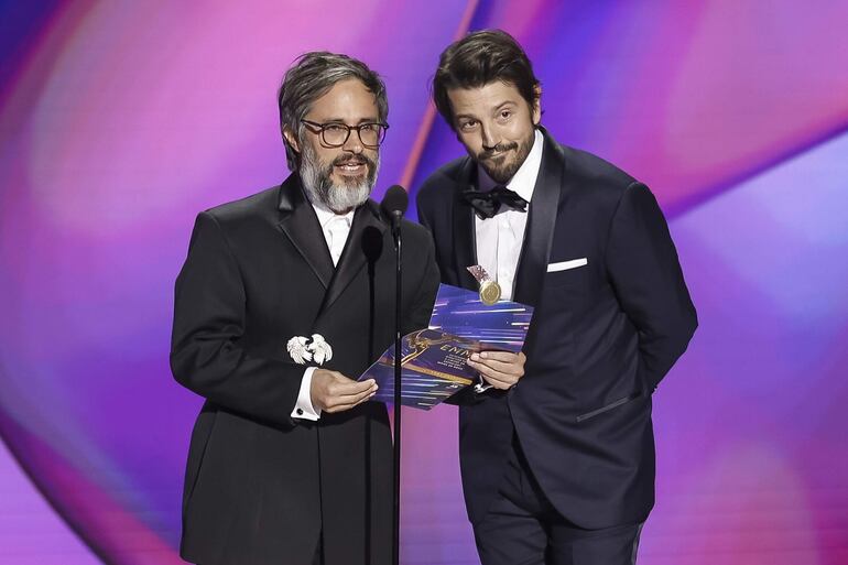 Gael García Bernal y Diego Luna durante la 76ª ceremonia anual de los Premios Emmy celebrada en el Peacock Theatre de Los Ángeles, California, EE.UU.