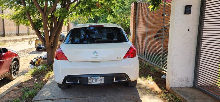 El automóvil Peugeot 308 blanco con matrícula argentina MTW 451, perteneciente al detenido también fue requisado por los investigadores.