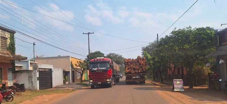 Los camiones de gran porte con carga de eucalipto o granos cruzan por la ciudad de San Juan Nepomuceno.