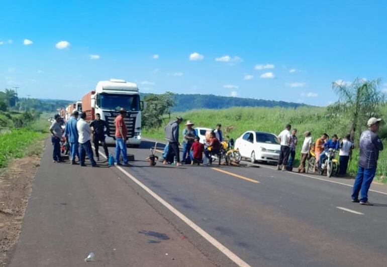 Pequeño grupo de campesinos cerró la ruta PY03 en la fecha en la Colonia Santo Domingo.