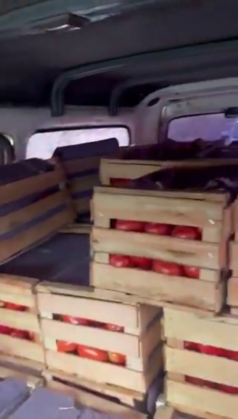 Cajas de tomate que estaban siendo transportada en la furgoneta incautada.