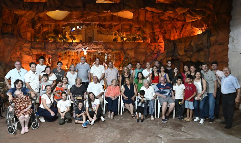 La gran familia Caló y algunos allegados el día de la inauguración del pesebre el pasado 10 de diciembre.