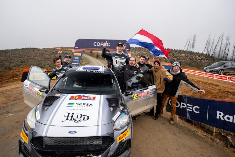 Así fueron recibidos al final de la PWS Diego Domínguez Bejarano y Rogelio Peñate por familiares y amigos, con la bandera tricolor que flameó con fuerza en Chile.