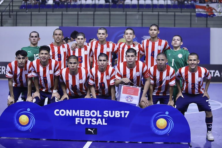 Selección paraguaya Sub 17 que participa en el sudamericano, en Luque.