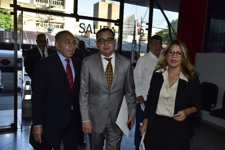 Cecilia Pérez (d), junto a los abogados César Trapani (c) y Emilio Fuster (i).