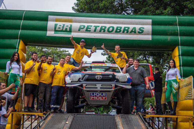 Festejo del binomio compuesto por Luis Franco y Martín Martínez en el podio final junto a todo el equipo.