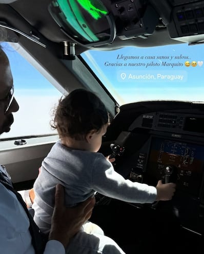 Marquito, el hijo de Nadia Ferreira y Marc Anthony en el avión en el que arribaron a Paraguay.