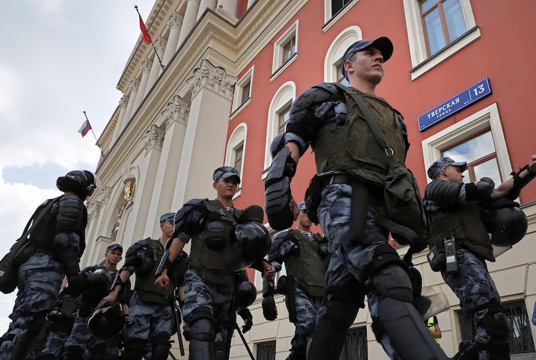 Policías antidisturbios en Moscú, Rusia.