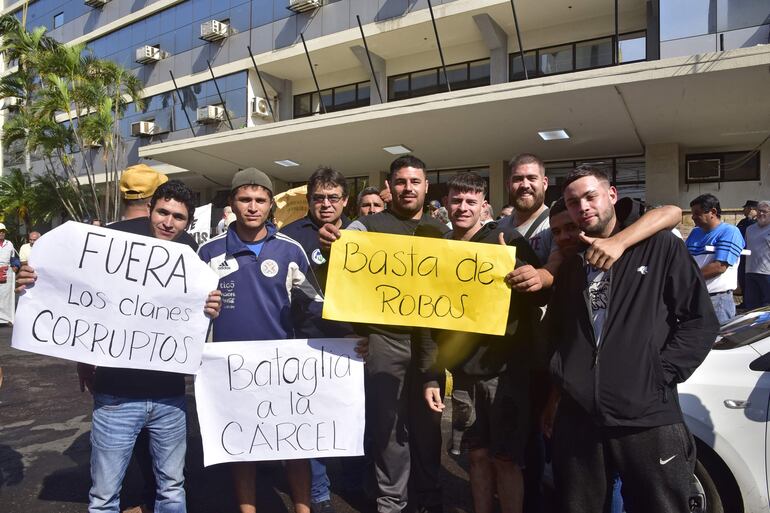 Bataglia a la cárcel, decía uno de los carteles levantados por los manifestantes. 