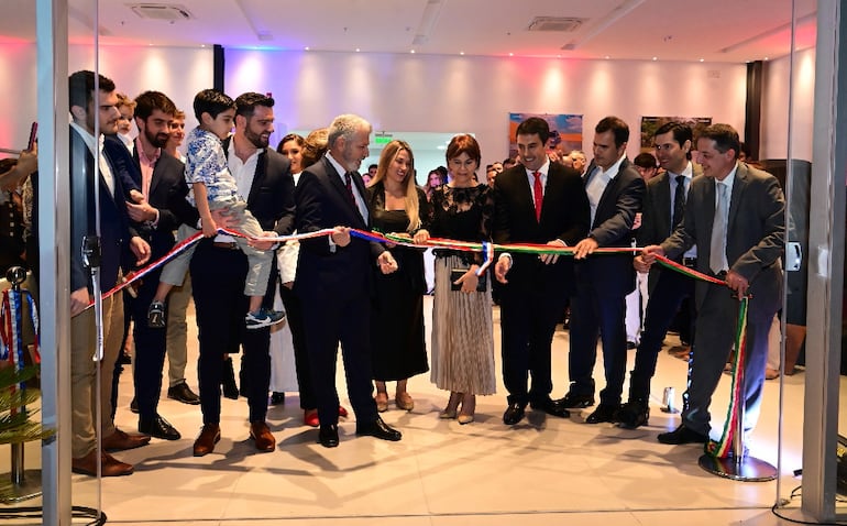 La familia de Landicorp SA y Agrofuturo SA inauguró el jueves 8 el showroom de Rodaria Paraguay.