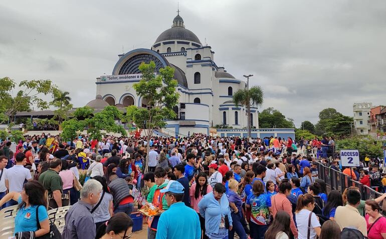 Fieles reunidos en los alrededores de la basílica de Caacupé durante la misa del pasado domingo.