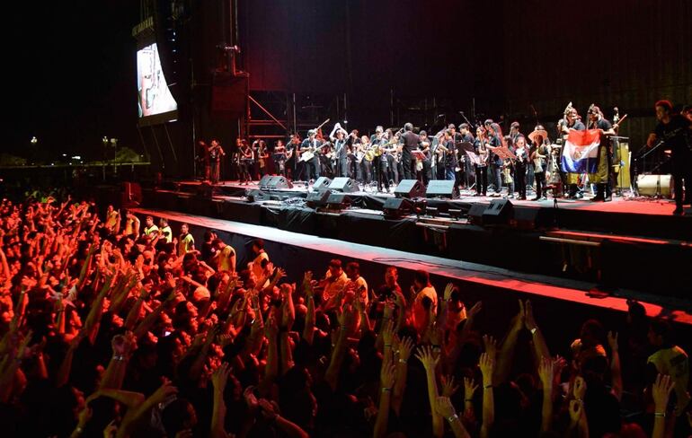 La Orquesta de Instrumentos Reciclados de Cateura en la previa a un concierto de Metallica en Asunción, en 2014.