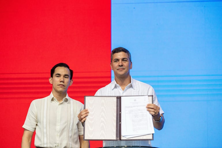 Cierre del ciclo de la feria Palmear en el centro de Asunción, en el que participó el Presidente de la República, Santiago Peña.