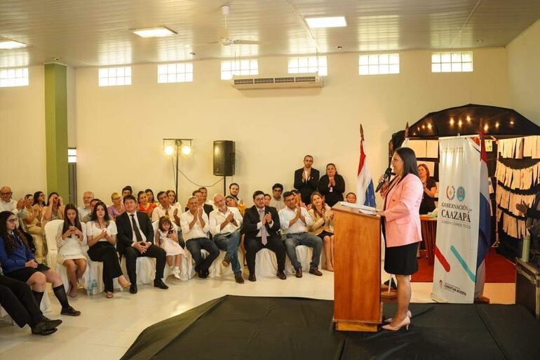 Sandra Morel, directora de educación del MEC hablando durante el acto.