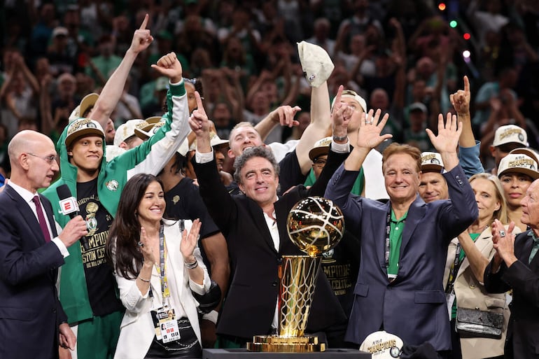 Los Boston Celtics celebran el título de campeones de la NBA 2023-2024.