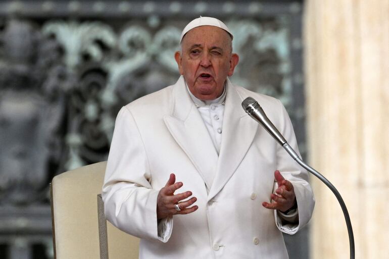 El papa Francisco, en la plaza de San Pedro. Su libro autobiográfico está dando vueltas al mundo.