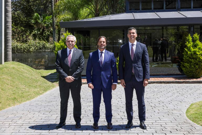 Alberto Fernández, Luis Lacalle Pou y Santiago Peña, presidentes de Argentina, Uruguay y Paraguay, posan para la prensa tras el encuentro realizado ayer en Montevideo sobre el Mundial 2030.