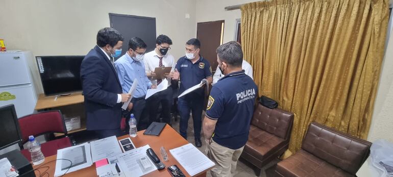 Los fiscales Rodrigo Estigarribia y Francisco Cabrera, durante el allanamiento al Departamento de Informática de la Policía Nacional.