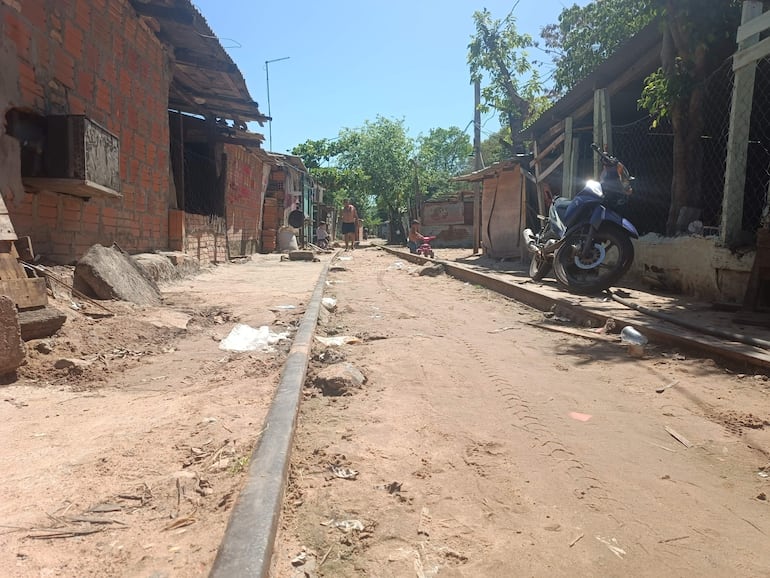 La franja de dominio del ferrocarril está ocupado en gran parte de su trayecto. 