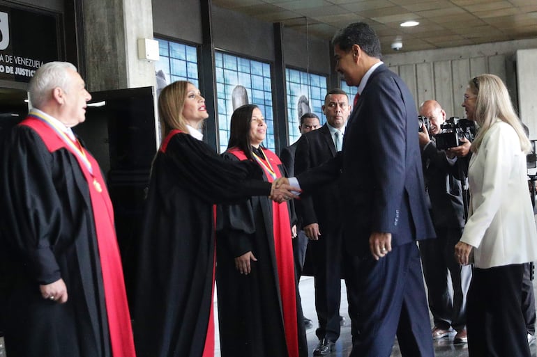 La magistrada del Tribunal Supremo de Justicia, Caryslia Beatriz Rodríguez (2i), que declaró abiertamente chavista, saluda al presidente de Venezuela, Nicolás Maduro (2d), en Caracas (Venezuela).