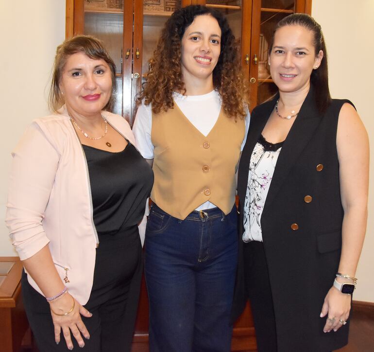 Agustina Acosta, Adriana Morro y Nora Vega.