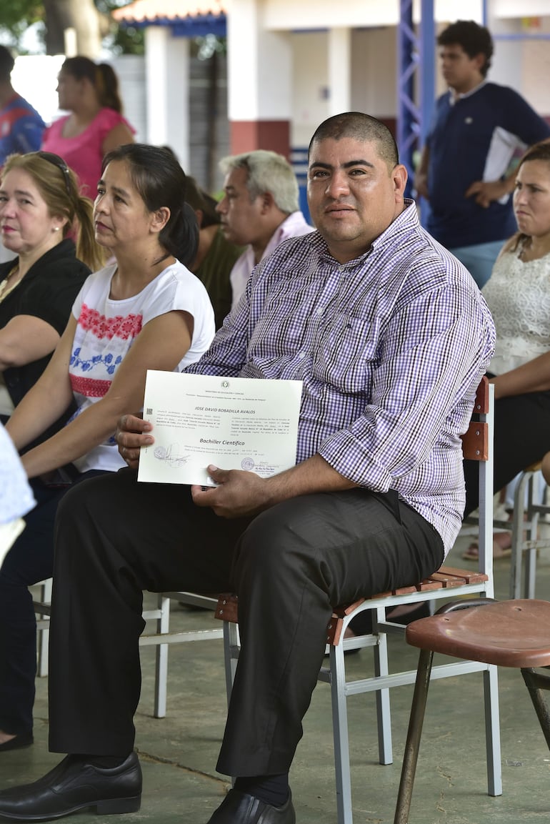 José Bobadilla se mostró emocionado por recibirse luego de 20 años de dejar la escuela.